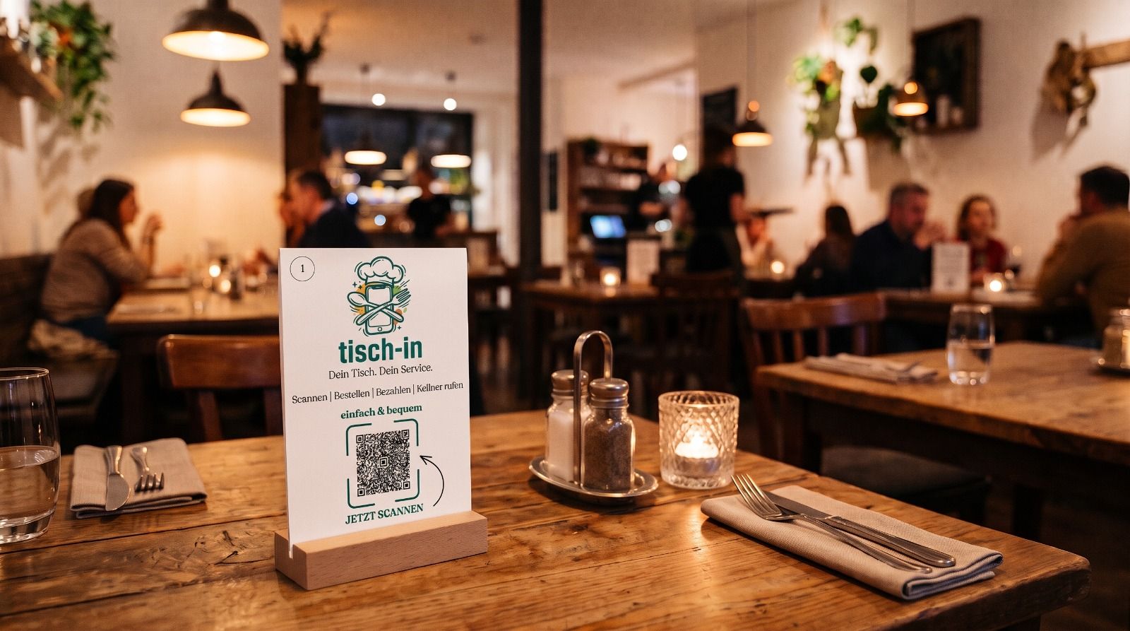 Tischaufsteller mit QR-Code auf einem Tisch im Gastraum