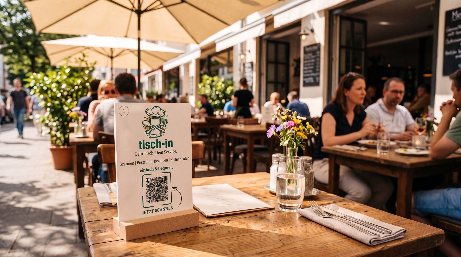 Tischaufsteller mit QR-Code auf der Terrasse